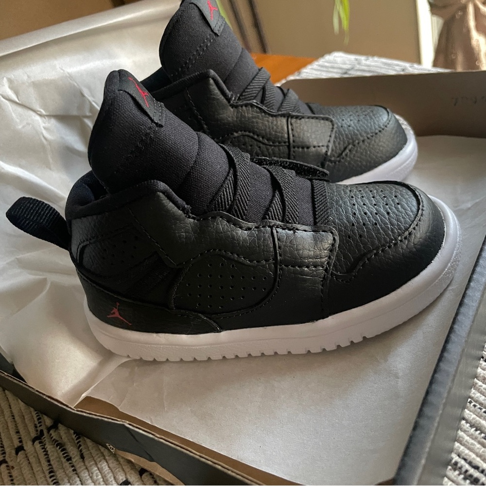 Jordan new Kids Black and red Sneakers - Picture 6 of 7